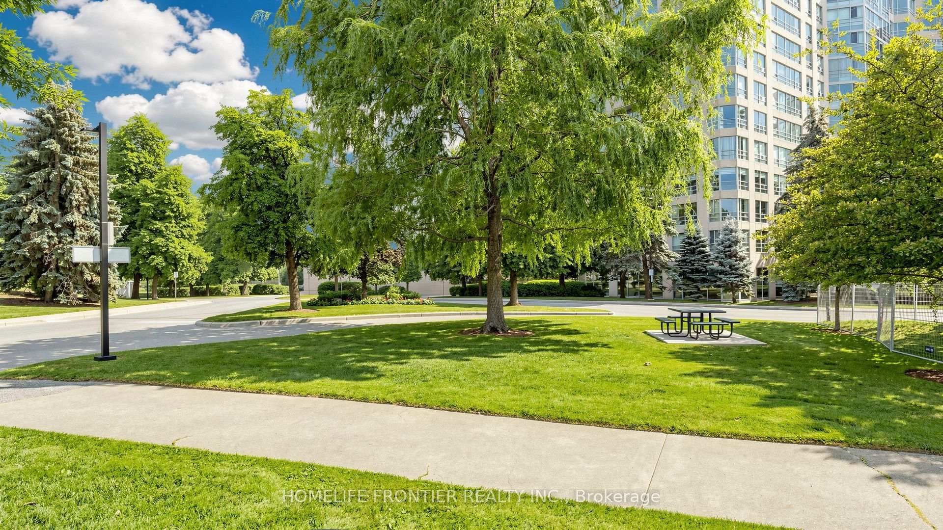 1016- 7825 Bayview Avenue — property photo