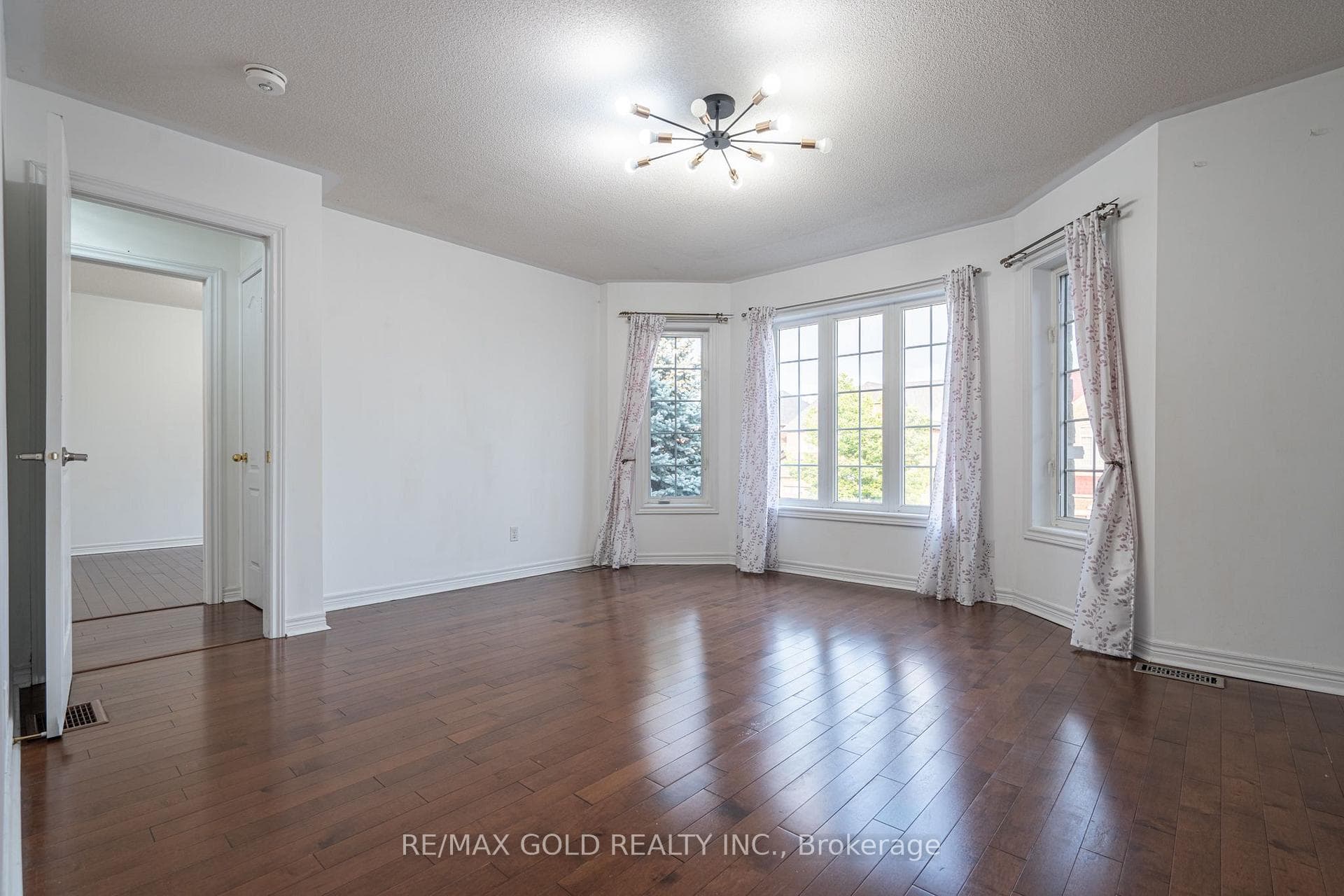25 Oblate Crescent — property photo