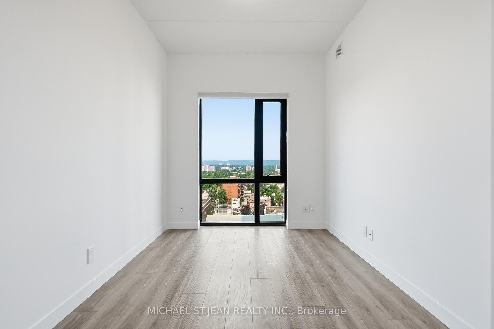1302- 15 Queen Street — property photo