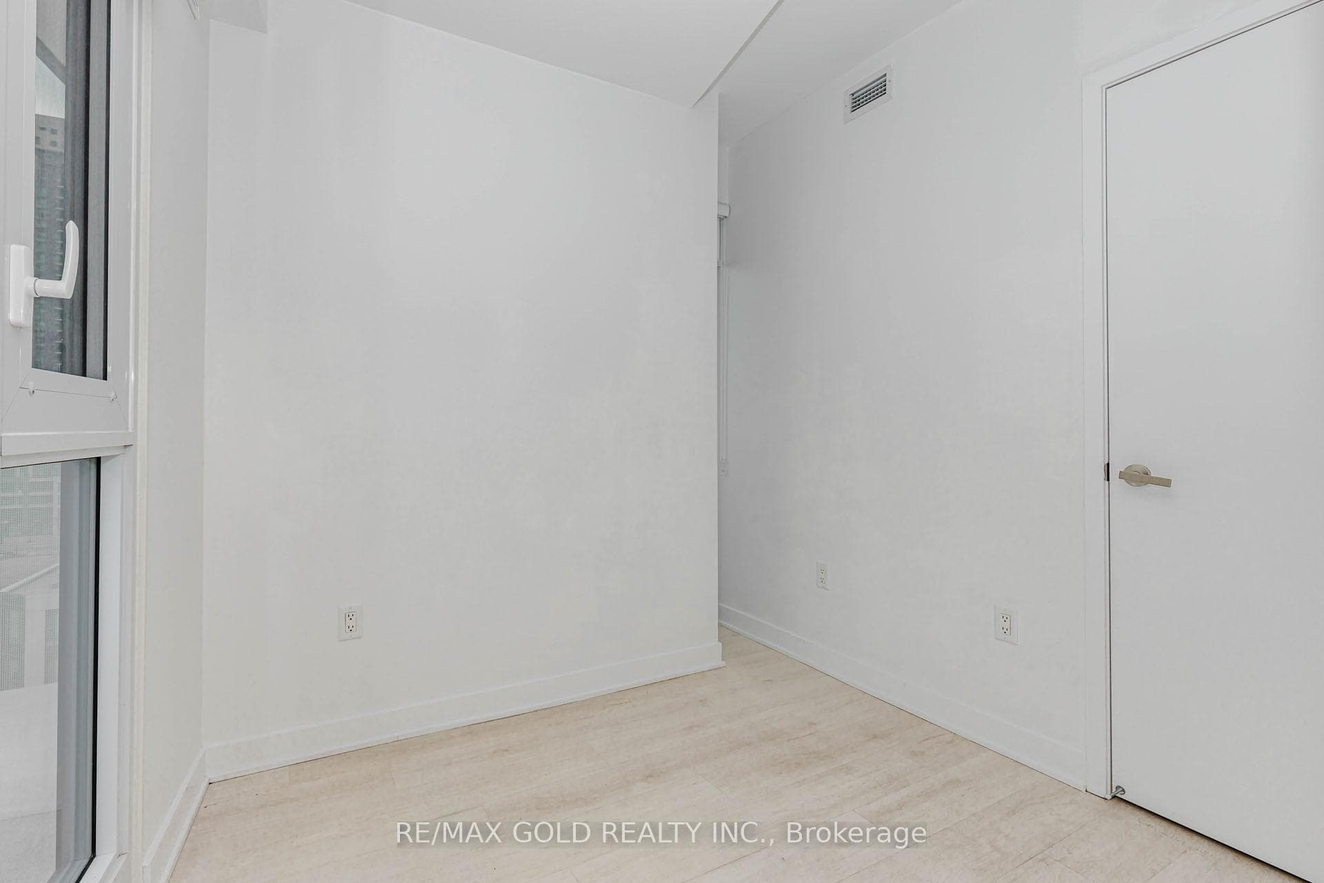 809- 3900 Confederation Parkway — property photo
