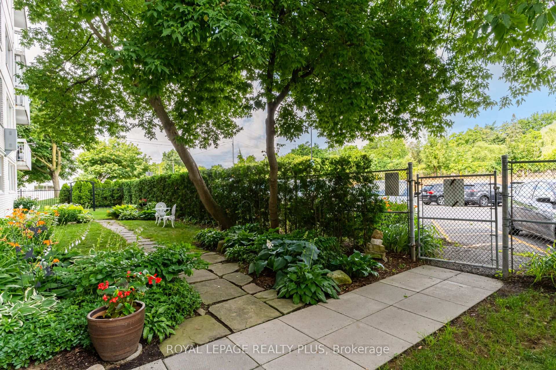 PH 4- 39 Stavebank Road — property photo
