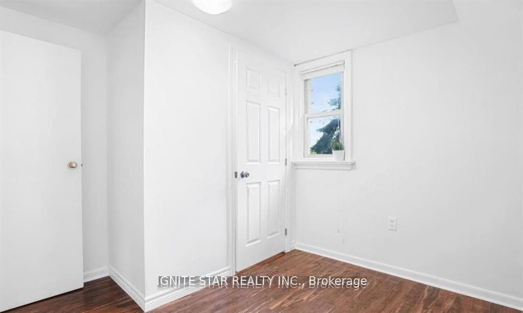 1136 Bronte Road — property photo