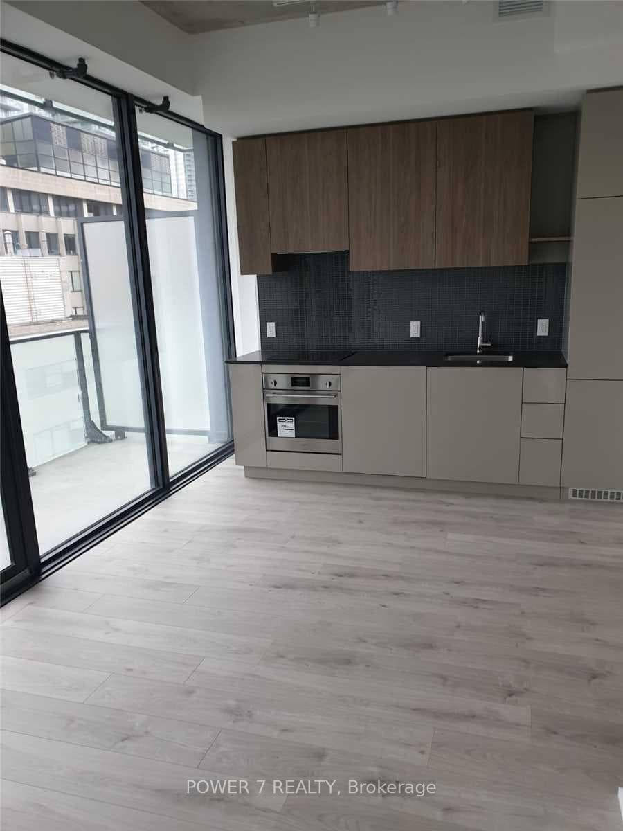 911- 161 Roehampton Avenue — property photo
