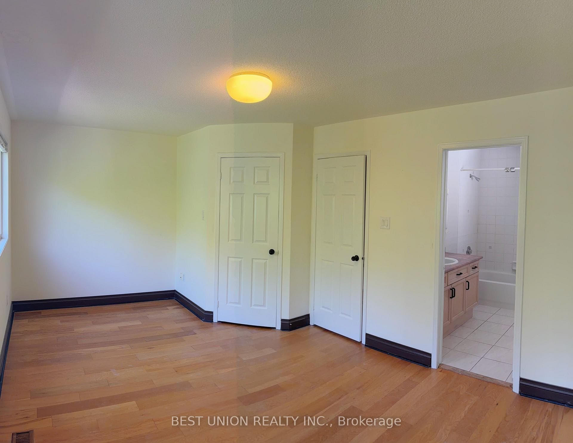 2864 Westbury Court — property photo