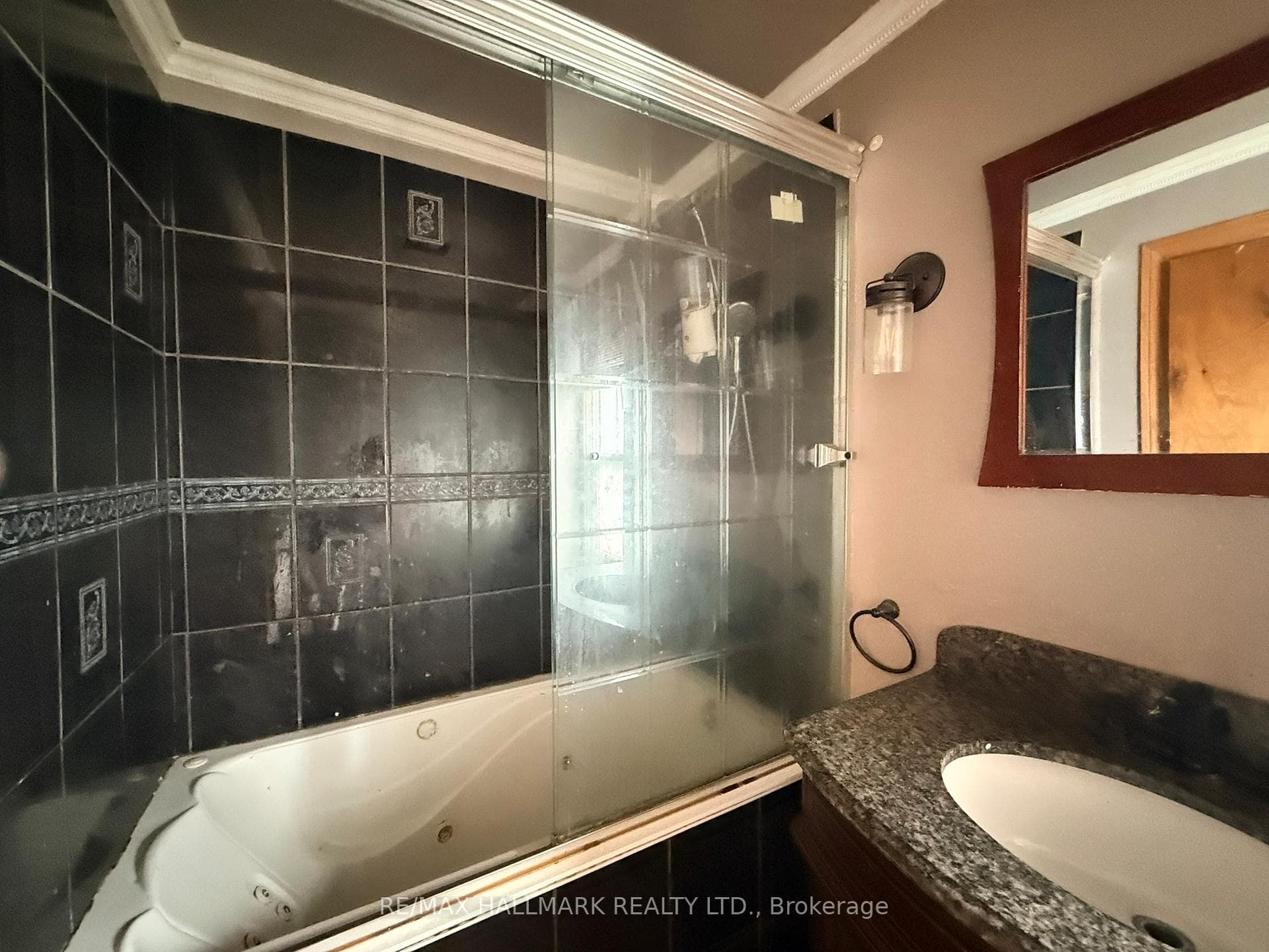 87 Gladstone Avenue — property photo