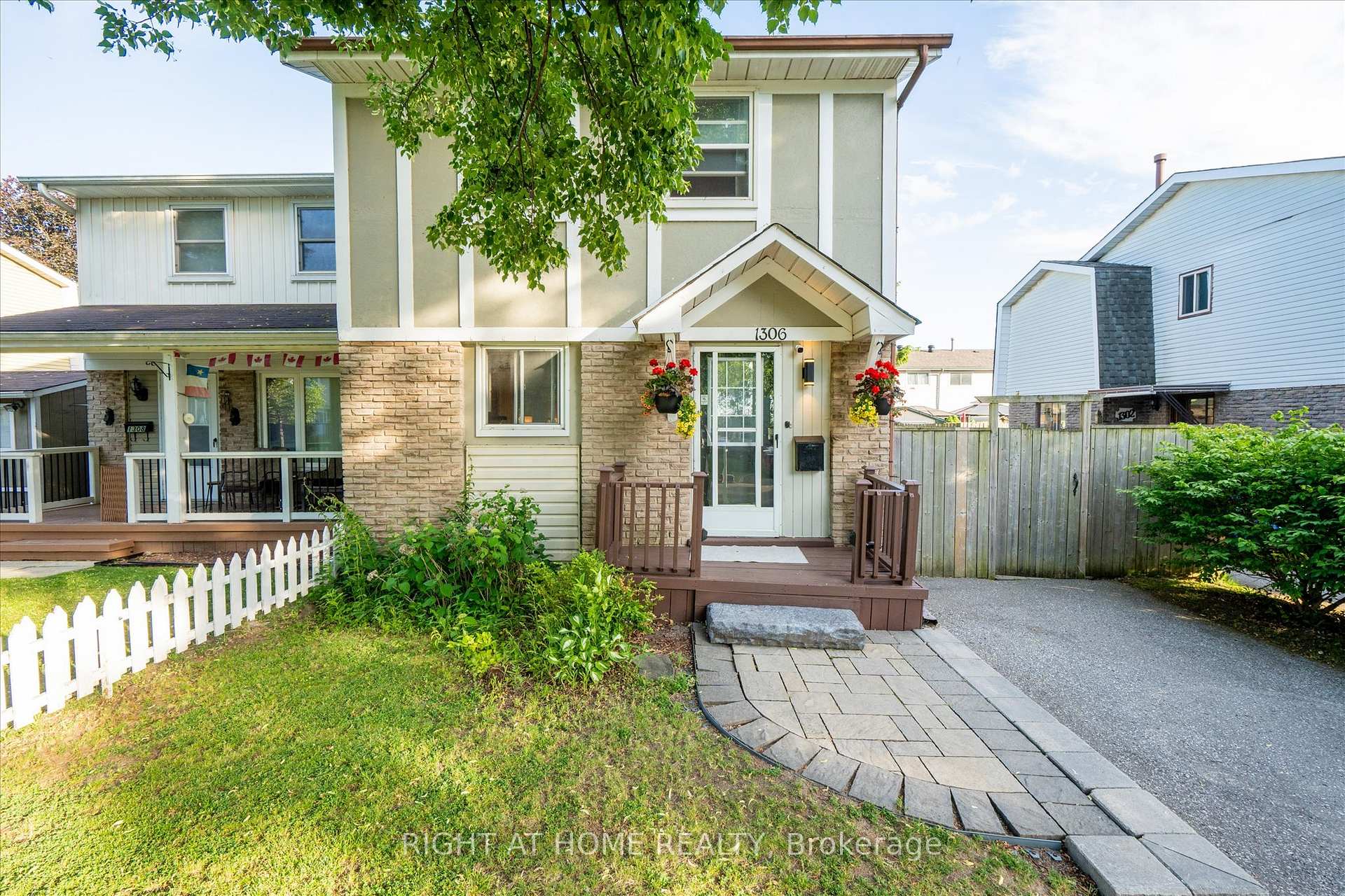 1306 Fenelon Crescent — property photo