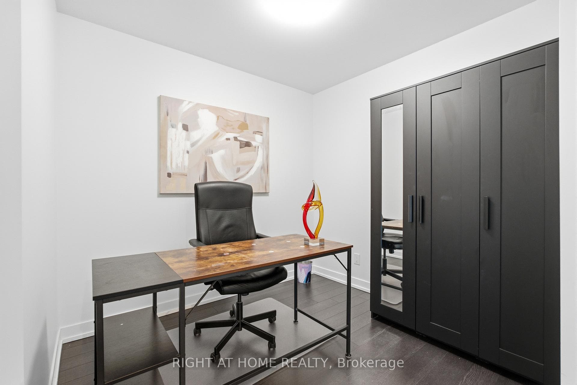 411- 5101 Dundas Street — property photo